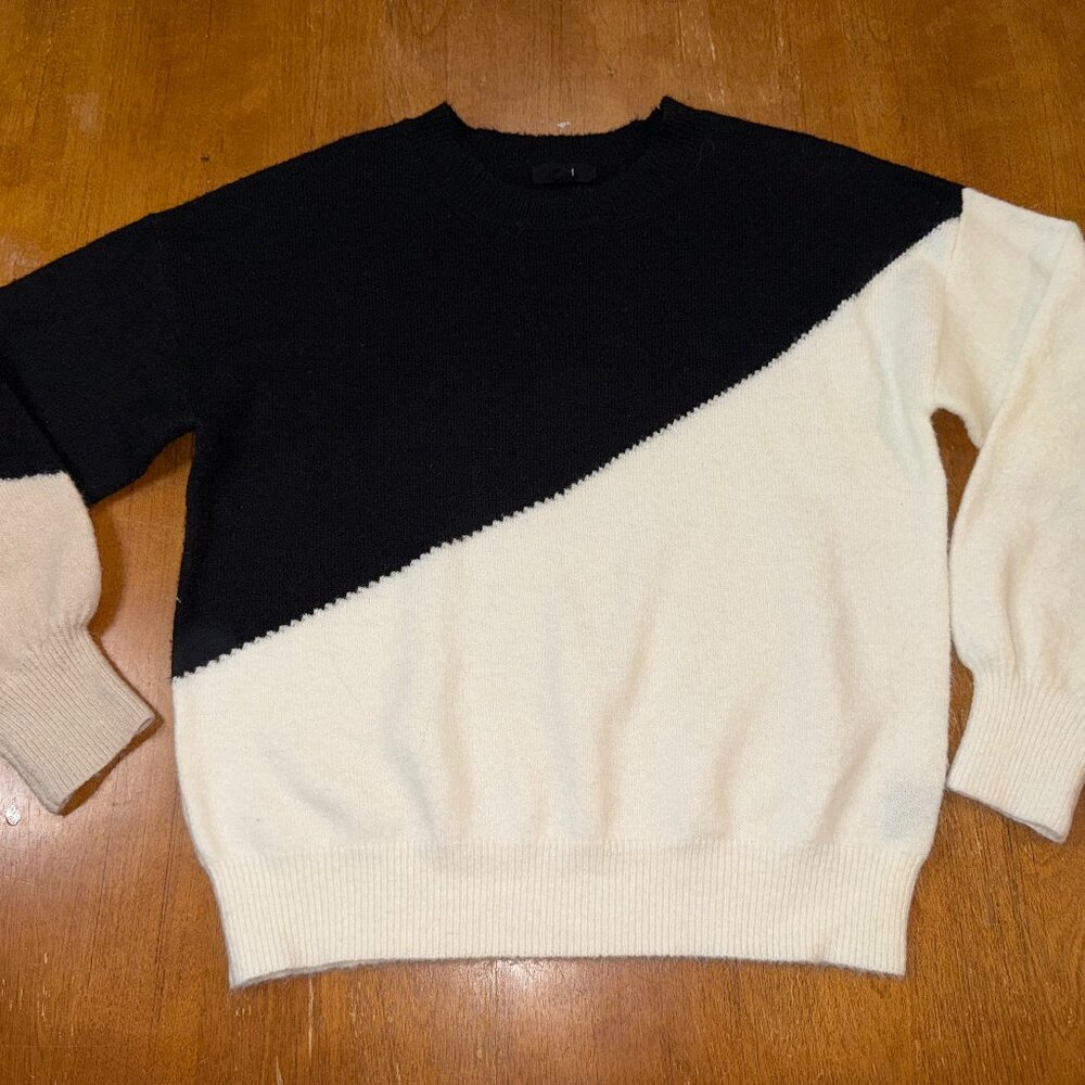 E & M Black and White Colorblock Sweater – Women’s Size Medium - Picture 2 of 9